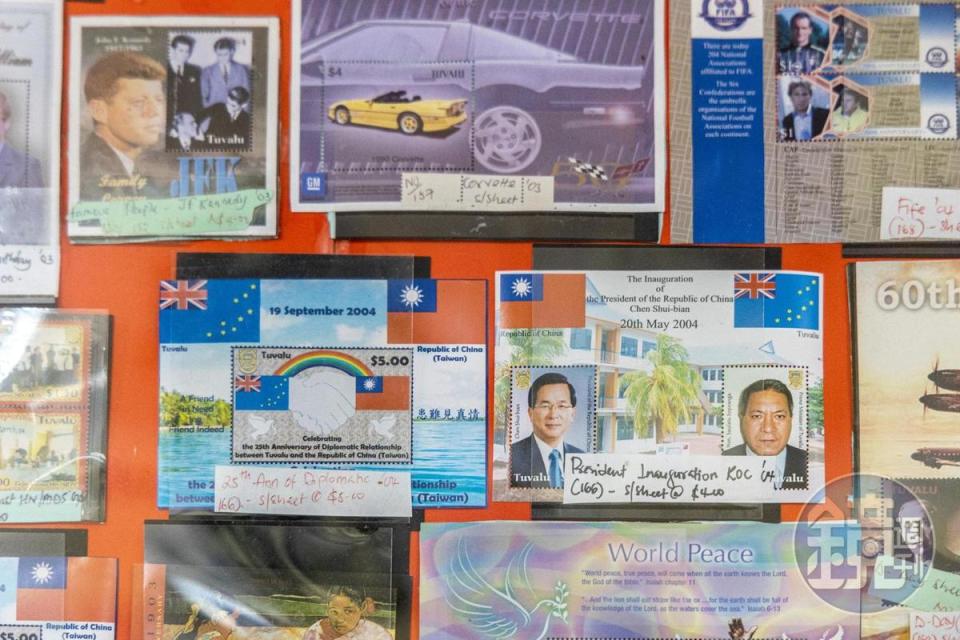 印有台吐之間「患難見真情」以及前總統陳水扁頭像的郵票。