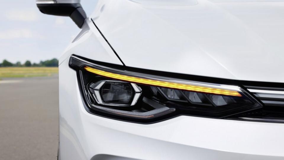 新款頭燈輪廓以及新世代矩陣頭燈是小改款Golf亮點之一。(圖片來源/ Volkswagen)