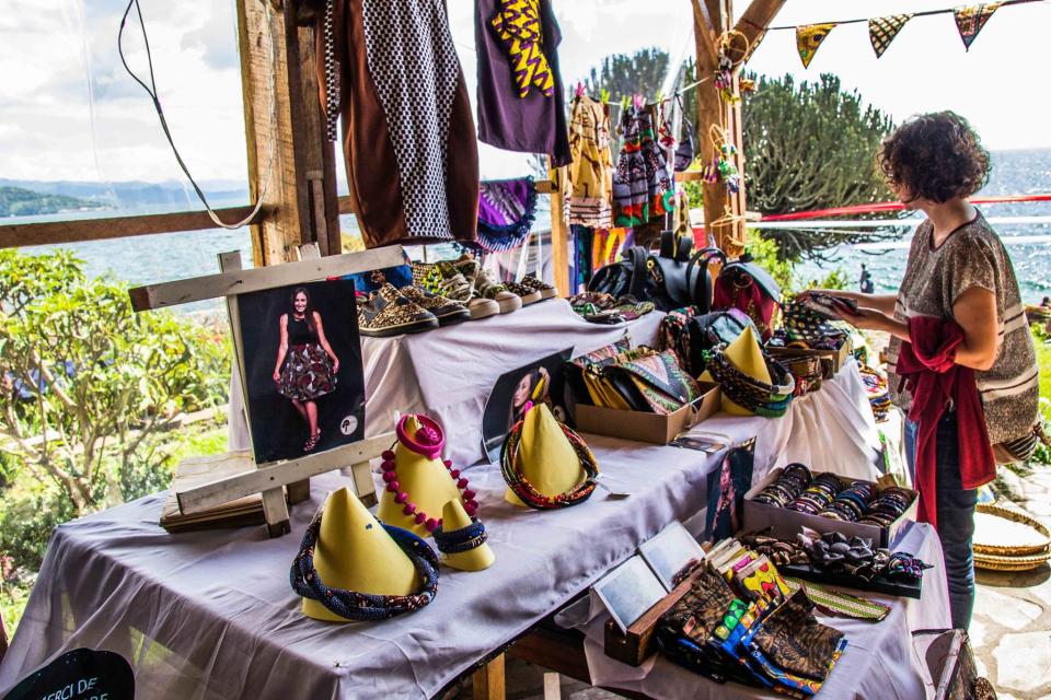 Mapendo Sumuni hat eine Ausstellung ihrer Kunstwerke am Kivu See organisiert. – Foto: <a href="https://www.facebook.com/KIVU-NURU-Art-Gallery-Fashion-933953640016634/" rel="nofollow noopener" target="_blank" data-ylk="slk:Facebook;elm:context_link;itc:0;sec:content-canvas" class="link ">Facebook</a>