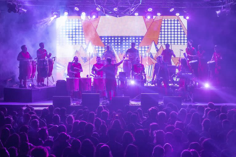 Los conciertos de La Bomba de Tiempo se convierten en un ritual de la percusión con un público tan fiel como fervoroso