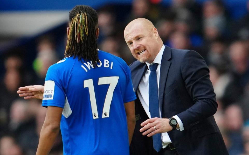 Sean Dyche conversa con Alex Iwobi - La difícil situación del Leeds United muestra por qué los clubes de la Premier League deben planificar el fracaso - Jon Super/AP