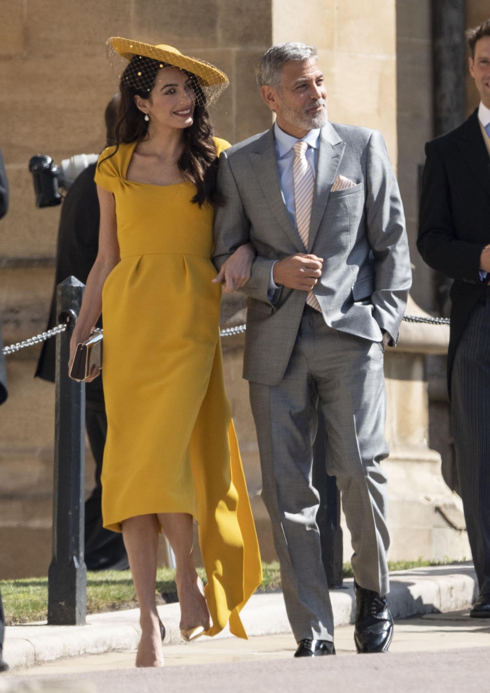 Amal Clooney in Senfgelb bei der Royal Wedding