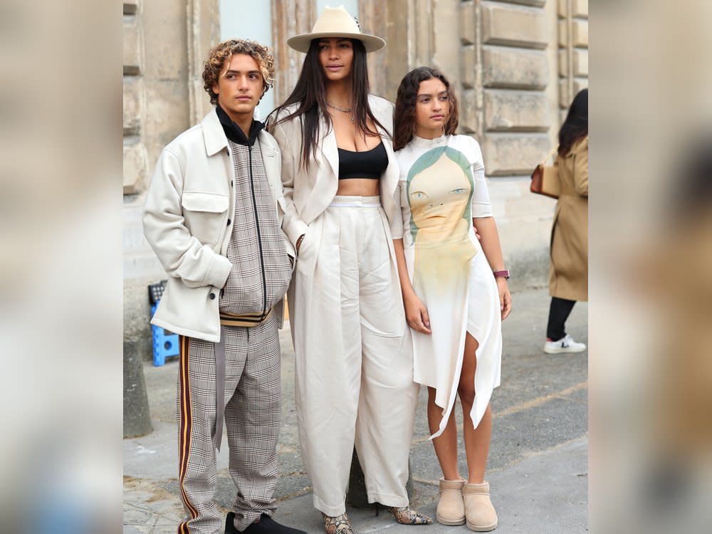 Camila Alves McConaughey mit Sohn Levi (l.) und Tochter Vida in Paris. (Bild: Jacopo Raule / Getty Images)