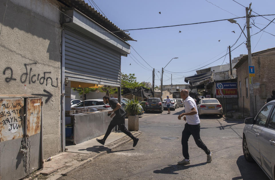 Una casa en Petah Tikva, Israel, que esta semana fue impactada por un cohete lanzado desde la Franja de Gaza. (Dan Balilty para The New York Times)
