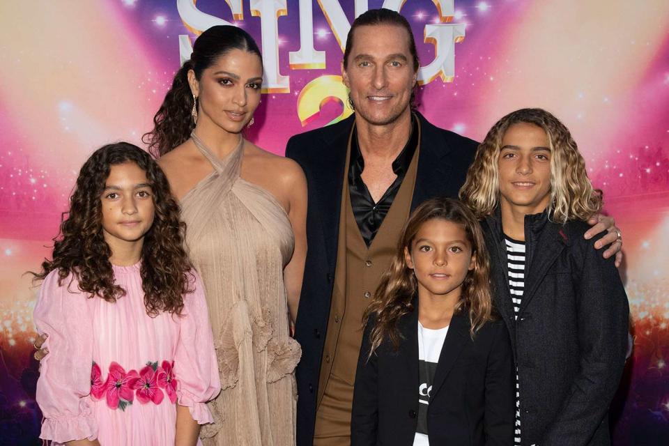 Matthew McConaughey colpisce Sing 2 Red Carpet con la moglie Camila Alves McConaughey e i loro tre figli