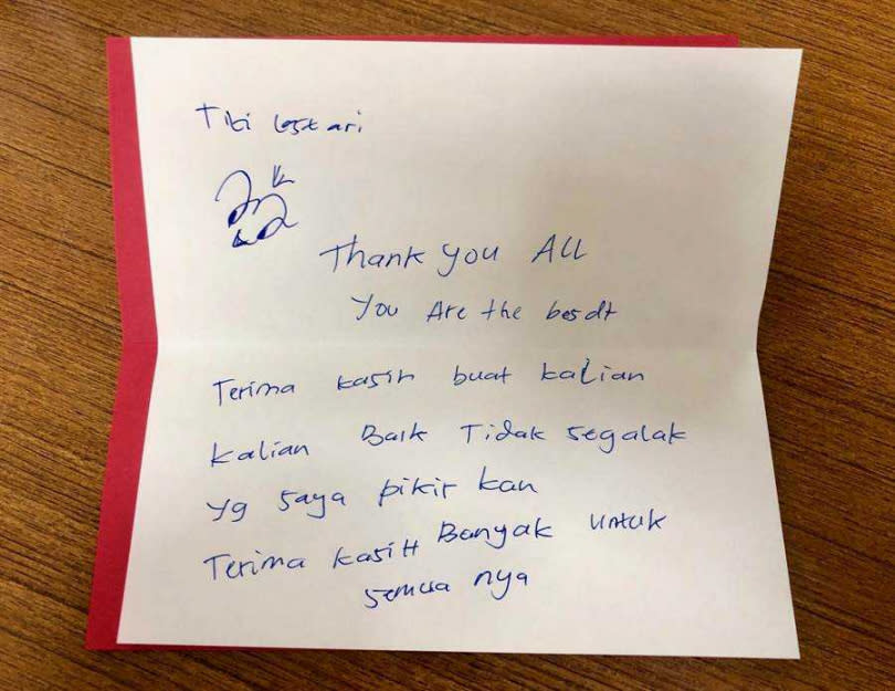 第32例印尼籍女子寫卡片感謝醫護人員、移民署人員。（圖／新北市專勤隊提供）