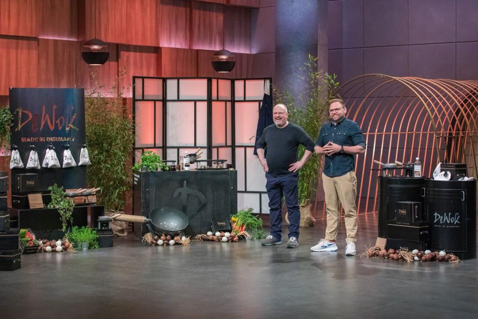 Steve Müller (rechts) aus Köln ist mit dem Starkoch Lohse befreundet. Ehrensache, dass der auch im Fernsehen bekannte Küchenmeister bei der Vorstellung der Küchen-Lösung "DeWok" mithalf. Äußerst tatkräftig und mit viel Humor. (Bild: RTL / Bernd-Michael Maurer)