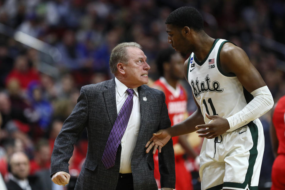 DES MOINES, IOWA - MARCH 21: Head coach Tom Izzo of the Michigan State Spartans glares at Aaron Henry #11 after a play during their game in the First Round of the NCAA Basketball Tournament against the Bradley Braves at Wells Fargo Arena on March 21, 2019 in Des Moines, Iowa. (Photo by Jamie Squire/Getty Images)