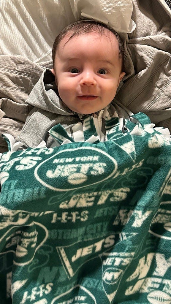 Remy spurns his Giants blanket for a Jets blanket after Gang Green's 13-10 Week 8 win.