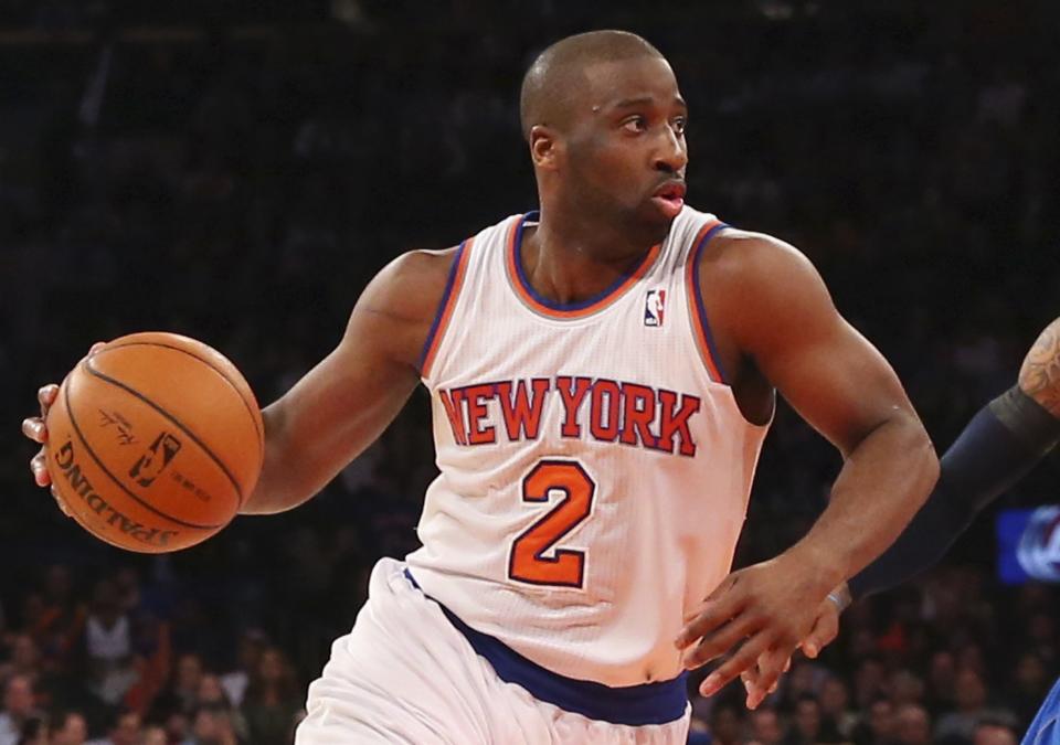 New York Knicks point guard Raymond Felton dribbles the ball during a game against the Dallas Mavericks in New York, in this file photo taken February 24, 2014. Felton turned himself in early Tuesday to be arrested on weapons charges for possessing a gun that was not registered to him in New York City, a police spokesman said. REUTERS/Anthony Gruppuso-USA TODAY Sports/Files (UNITED STATES - Tags: SPORT BASKETBALL CRIME LAW)