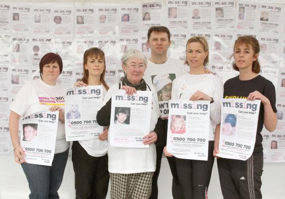 Richey Edwards’ sister, Rachel Elias (second left), poses with the parents of Madeleine McCann and other families for a charity run in 2011 (Getty)