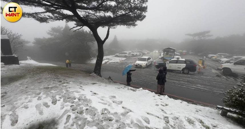 寒流發威，大屯山下雪。（圖／方萬民攝）