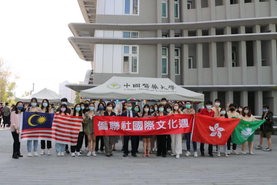 中國醫藥大學『國際文化週』活動在水湳校區熱鬧登場，呈現多元文化融合的一面。　（記者劉春生攝）