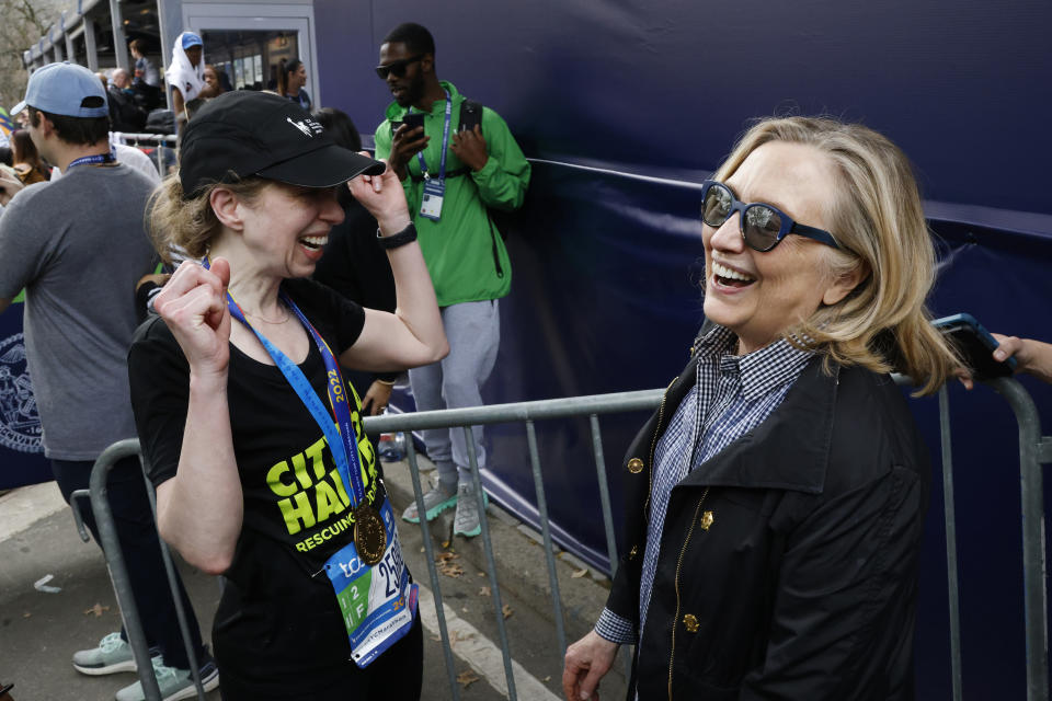 Chelsea Clinton (izquierda) celebra con su madre Hillary Clinton tras completar el Maratón de Nueva York, el domingo 6 de noviembre de 2022. (AP Foto/Jason DeCrow)