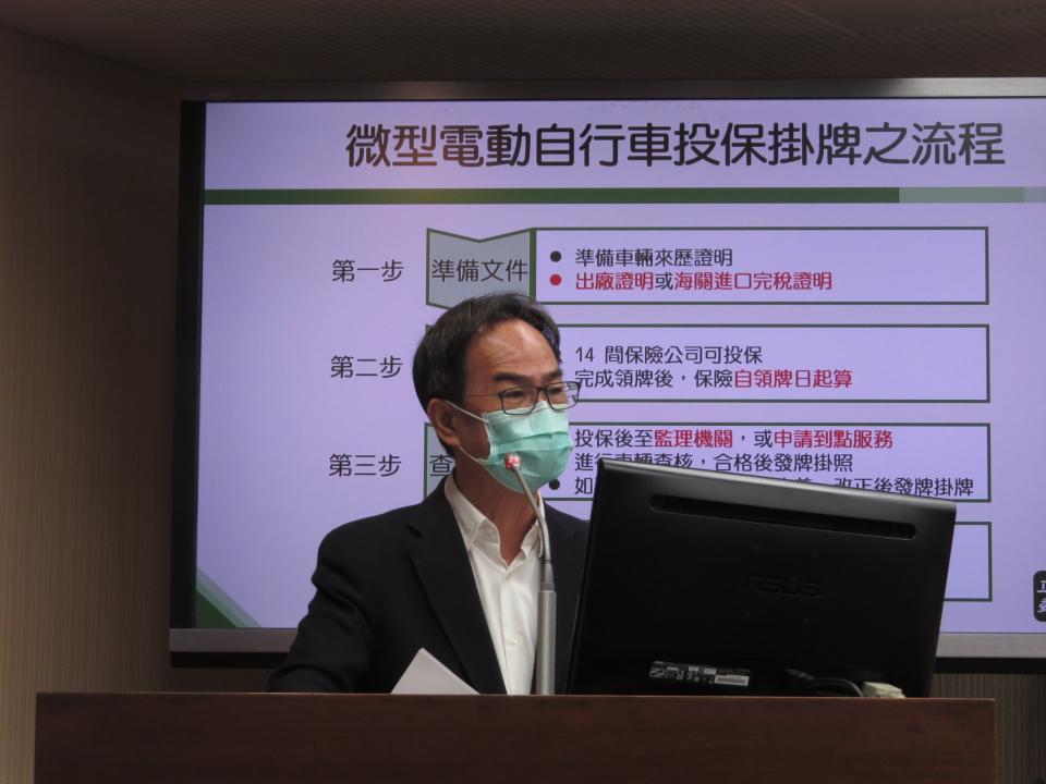 立委李昆澤表示，微型電動二輪車要投保掛牌，但流程繁瑣、宣導不足，交通部要改善，讓民眾都能便利的申請掛牌。（記者吳文欽攝）