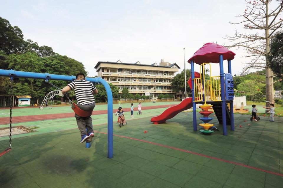 嘉寶國小環境優美，恍如祕境中的森林小學，美麗校園卻屢傳不當體罰案件。