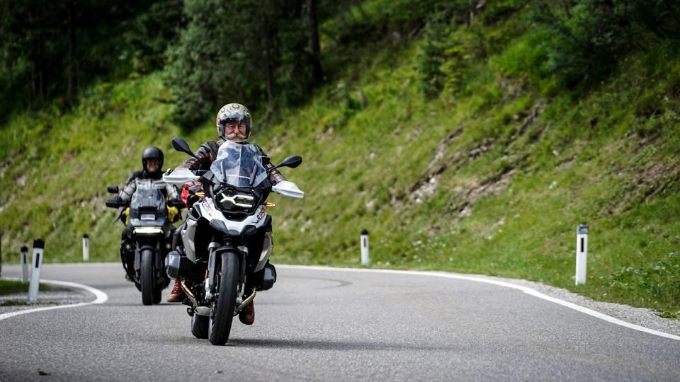 Horst Lichter liebt ausgedehnte Motorradtouren. In seiner Sendung "Horst Lichters Traumrouten" ging es schon quer durch Europa. (Bild: ZDF / Sven Bittner)