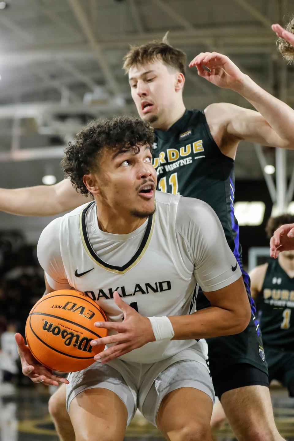 Oakland forward Trey Townsend (4) looks to pass against Purdue Fort Wayne guard Chris Morgan (4) during the first half of a Horizon League tournament quarterfinal at O'Rena in Rochester on Thursday, March 7, 2024.