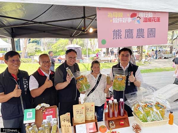 鄭照新副市長與長官來賓協助宣傳金針花茶等花蓮特色農產。