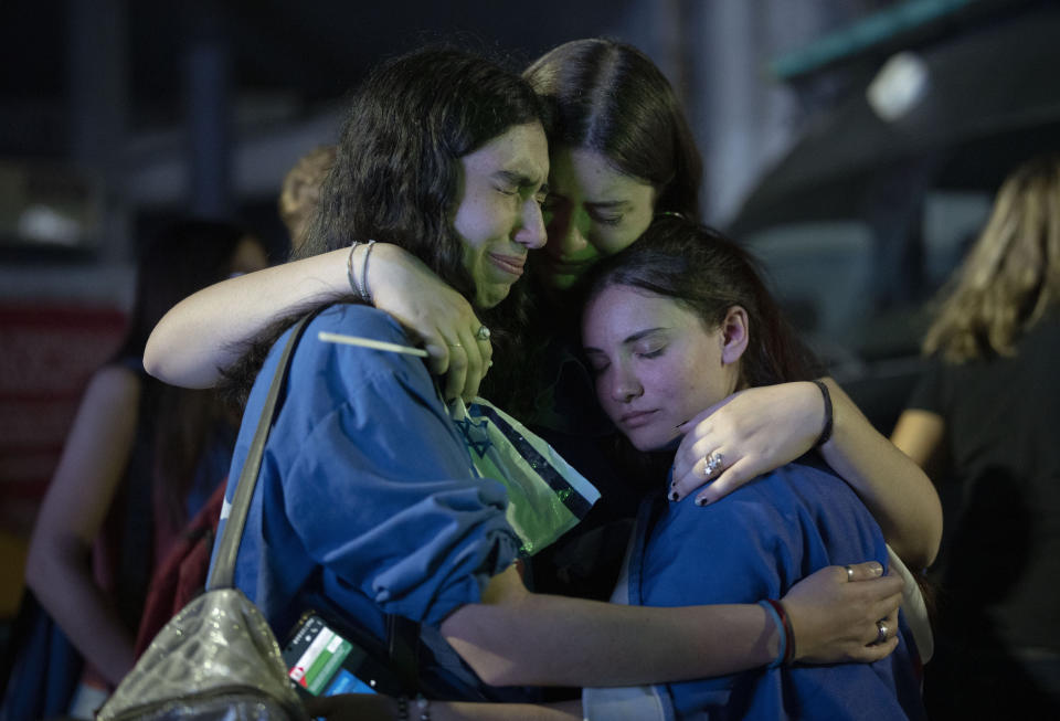 Gente llora y se abraza en una manifestación en apoyo de Israel en Buenos Aires, el lunes 9 de octubre de 2023, después de que milicianos de Hamas sorprendieran a Israel en un ataque letal abriéndose paso por la fortificada cerca fronteriza. (AP Foto/Víctor R. Caivano, Archivo)