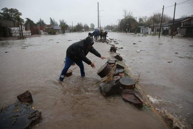 Al menos 1300 familias evacuadas: la Provincia declaró “alerta extrema” por  el temporal en el área metropolitana