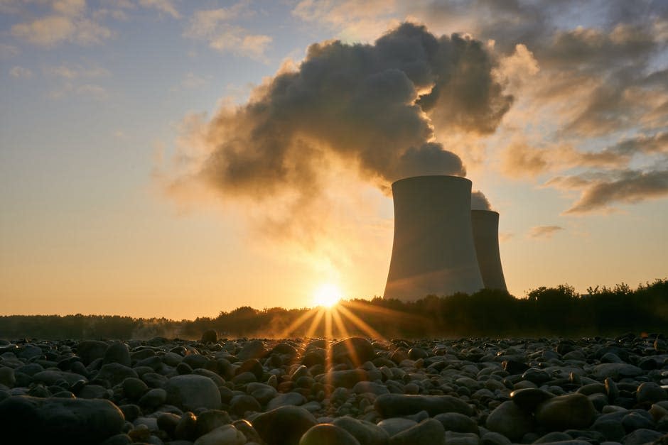 Foto De ángulo Bajo De Edificios De Plantas De Energía Nuclear Emitiendo Humo