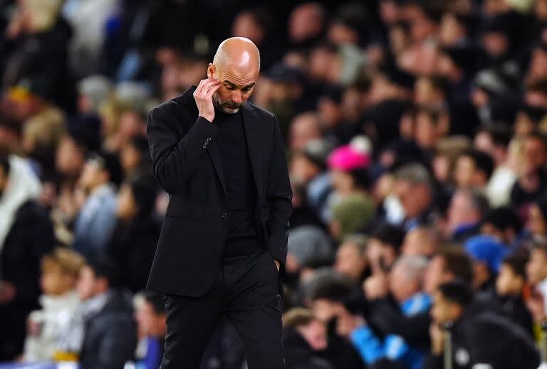 Pep Guardiola, DT de Manchester City, pensativo durante el partido con Real Madrid por la Champions League 2024