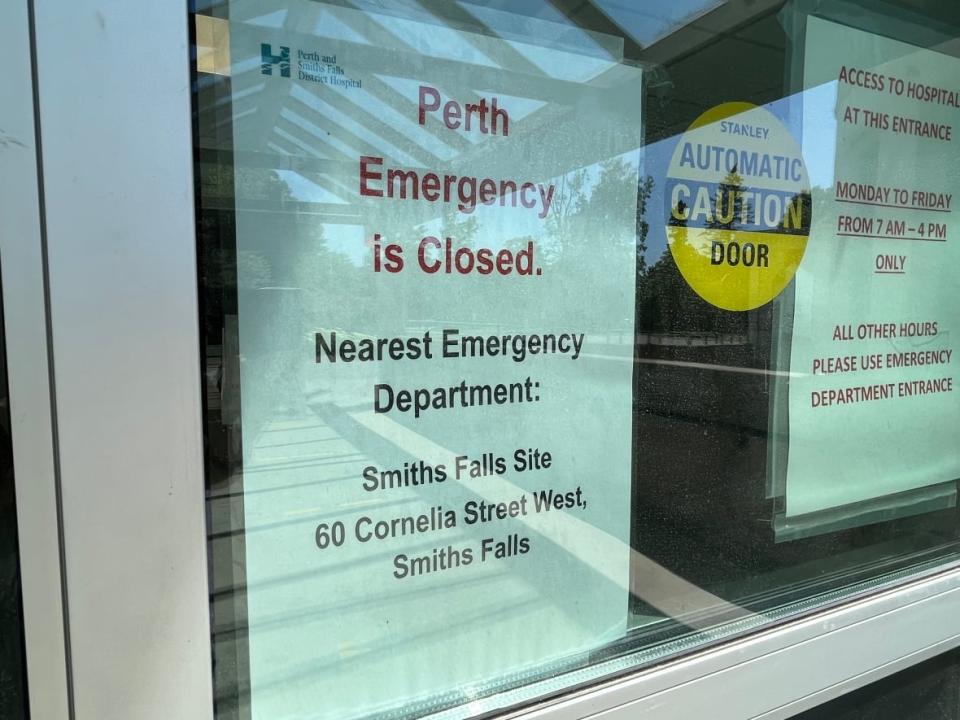 A sign at the hospital in Perth, Ont., directs people on July 2, 2022, to the emergency room in nearby Smiths Falls, Ont., instead. (Camille Kasisi-Monet/Radio-Canada - image credit)