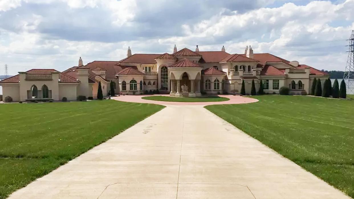Airbnb, Hamilton, Illinois, mansion