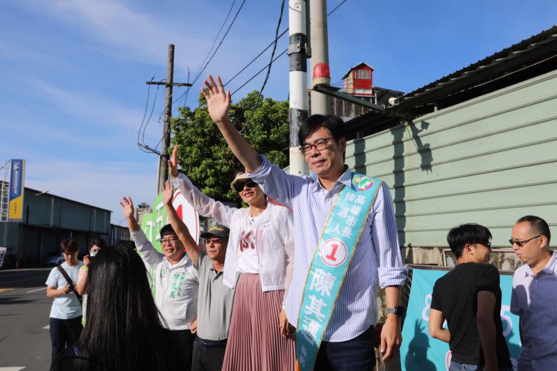 ▲民進黨高雄市長補選候選人陳其邁對於父親陳哲男的陰影，他受訪時回應，這是他的承擔。(圖／陳其邁競選辦公室提供)