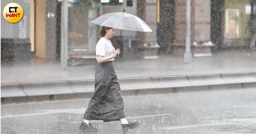 雙北地區一早晴天高溫炎熱，午後下起雷陣雨。（圖／黃耀徵攝）