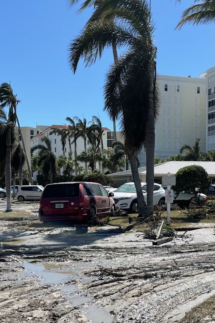 Scene of Gulf Shore Boulevard North of stranded, flooded cars.