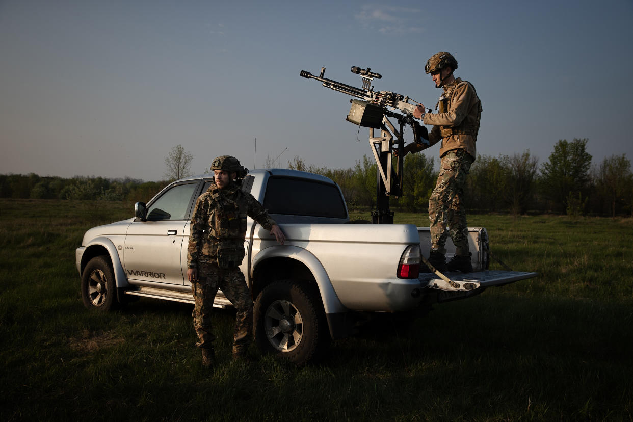 Un grupo de personas pasa por delante de un edificio dañado en Járkov, Ucrania, una ciudad que sufre ataques casi a diario. (Tyler Hicks/The New York Times)