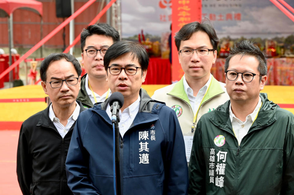陳其邁(左二)強調不分藍綠中央地方一起合作。   圖：高雄市政府提供