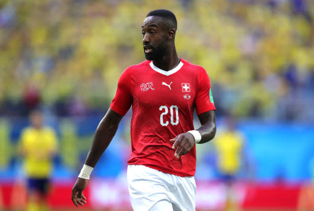 ST PETERSBURG, RUSSLAND – 3. JULI: Johan Djourou aus der Schweiz schaut sich am 3. Juli 2018 im St. Petersburg-Stadion in St. Petersburg, Russland, das Achtelfinalspiel der FIFA Fußball-Weltmeisterschaft Russland 2018 zwischen Schweden und der Schweiz an.  (Foto von Alexander Hassenstein/Getty Images)