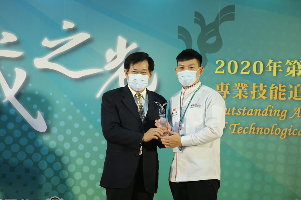 競賽卓越獎得獎人景文科技大學廖正宇與部長合影。
