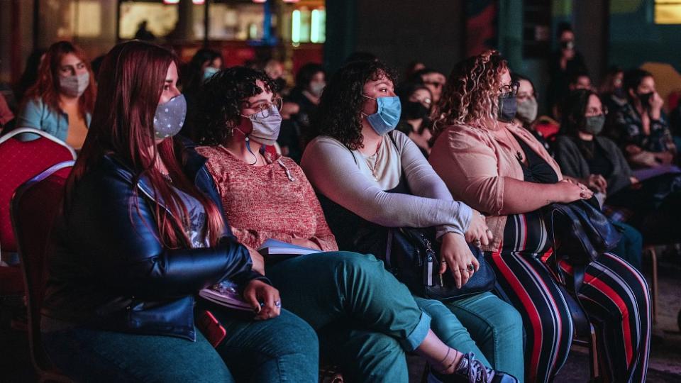 Mujeres sentadas oyendo a Agus Cabaleiro durante la presentación de su libro