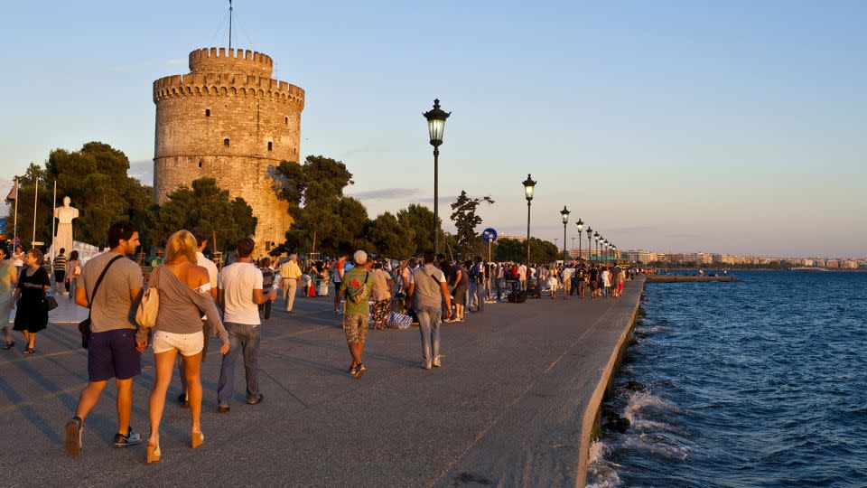 People promenade by the sea in Thessaloniki, Greece's second city. - Hemis/Alamy Stock Photo