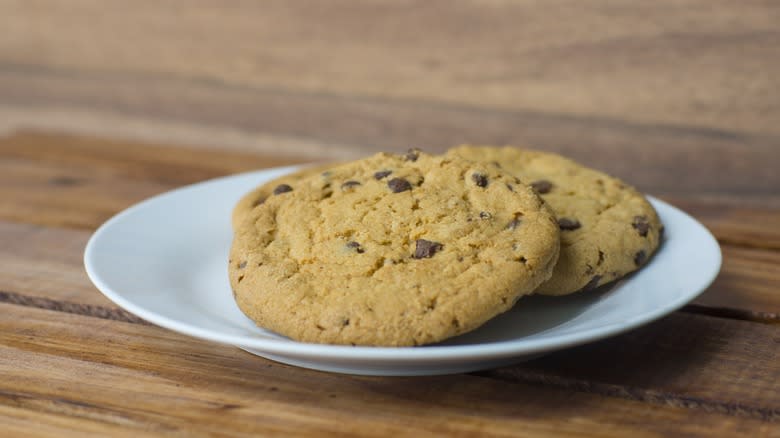 Biscotti su un piatto bianco