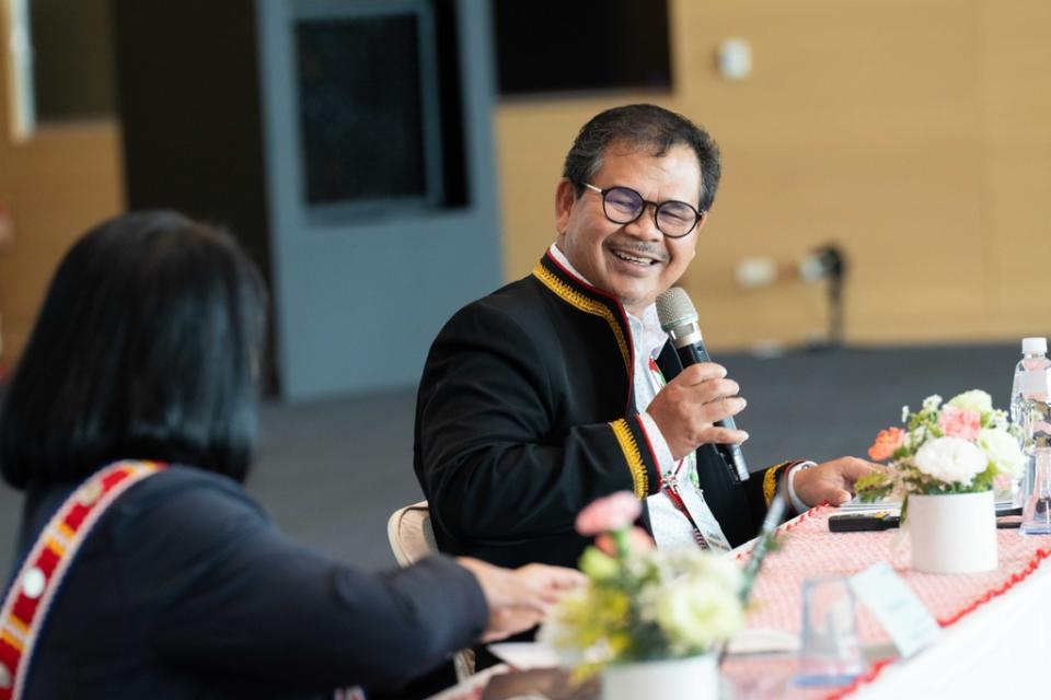 圖說：馬來西亞達雅比達友全國協會主席 Datu Ik Pahon Joyik 主持南島民族論壇執委會主席改選作業。（照片提供/原住民委員會）