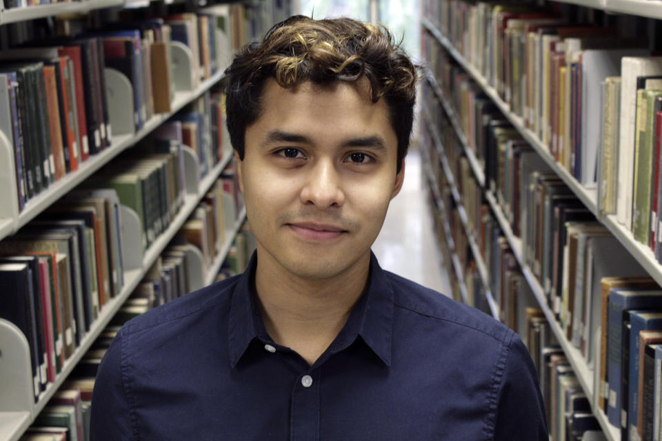 Brian Montes, de 21 años y estudiante de Ciencias Políticas en la Universidad Estatal de Portland, posa para la cámara en la biblioteca universitaria en Portland, Oregon, el 3 de noviembre de 2022. (AP Foto/Gillian Flaccus)