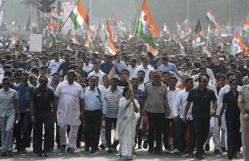 西西孟加拉省省長班納吉（Mamata Banerjee，中間）率領示威群眾，反對《公民法》修正案歧視穆斯林移民。（AP）