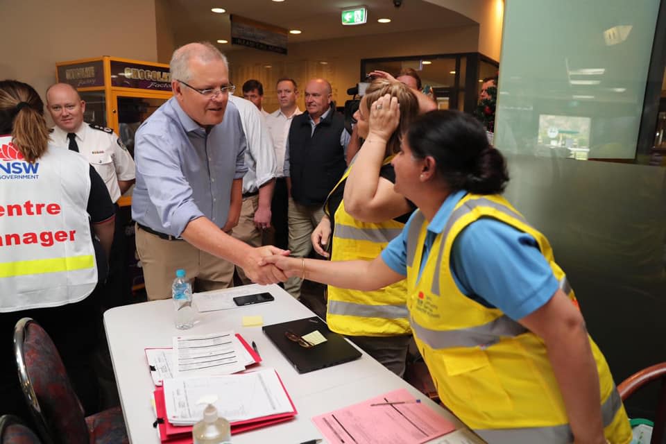 莫里森回國後，到處慰問幫忙災情的工作人員。   圖：翻攝自Scott Morrison (ScoMo)臉書