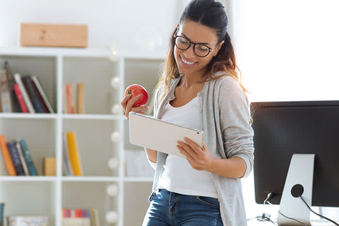 mujer comiendo una manzana