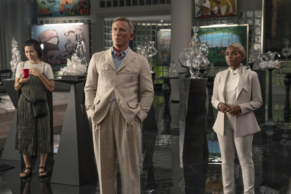 En esta imagen proporcionada por Netflix, Jessica Henwick, izquierda, Daniel Craig, centro, y Janelle Monáe en una escena de "Glass Onion: A Knives Out Mystery". (John Wilson/Netflix vía AP)