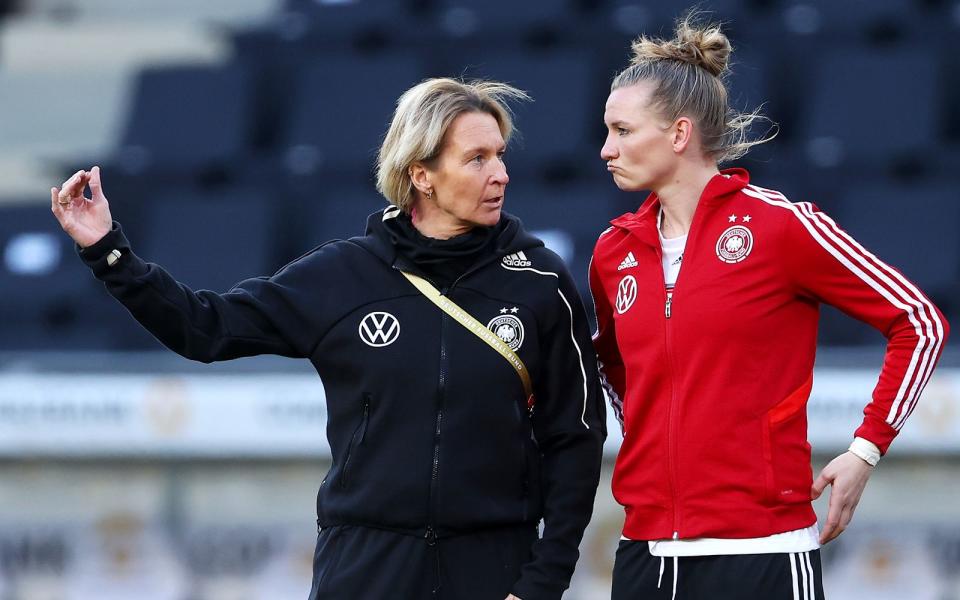 Nationaltrainerin Martina Voss-Tecklenburg (links) und ihre Kapitänin Alexandra Popp reisen mit großen Ambitionen zur EM nach England.  (Bild: Getty Images / Lars Baron)