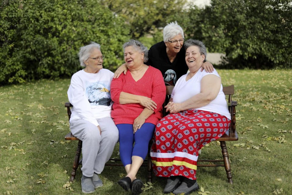 Las hermanas Charbonneau (de izq a der Francine Soli, Barbara Dahlen, Joann Braget y Louis Aamot) fotografiadas en la casa de Francine en Walhalla, Dakota del Norte, el 8 de octubre del 2019. Dicen que de niñas curas y monjas abusaron de ellas en la escuela católica a la que asistían en una reservación indígena. (AP Photo/Wong Maye-E)