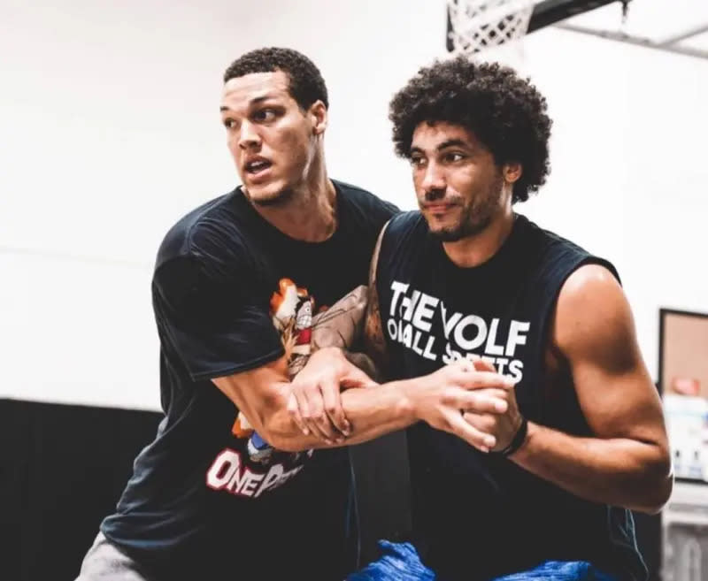 ▲丹佛金塊球星Aaron Gordon（左）的哥哥Drew Gordon（右），驚傳因發生車禍不幸喪生，享年33歲，先前曾效力NBA的費城76人。（圖／翻攝自xtragordonary32 社群平台IG ）