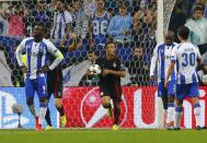 Bayern Munich's Thiago Alcantara (C) holds the ball after scoring a goal against Porto during their Champions League quarterfinal first leg soccer match at Dragao stadium in Porto April 15, 2015. REUTERS/Miguel Vidal