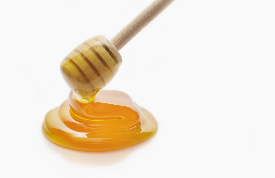 <p>Leider nein. Honig besteht, ebenso wie Haushalts- oder Kristallzucker, hauptsächlich aus Einfachzuckern. Die lassen den Blutzuckerspiegel steigen, der Körper muss mehr Insulin produzieren, Heißhungerattacken können die Folge sein, erklären die Experten. Die gesundheitsfördernde Wirkung werde denen im Honig enthaltenen Antioxidantien und Enzymen zugesprochen. Dazu gebe es aber bisher keine belastbaren Studien. </p>